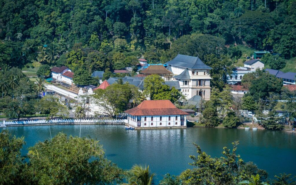 where to stay in kandy - kandy lake